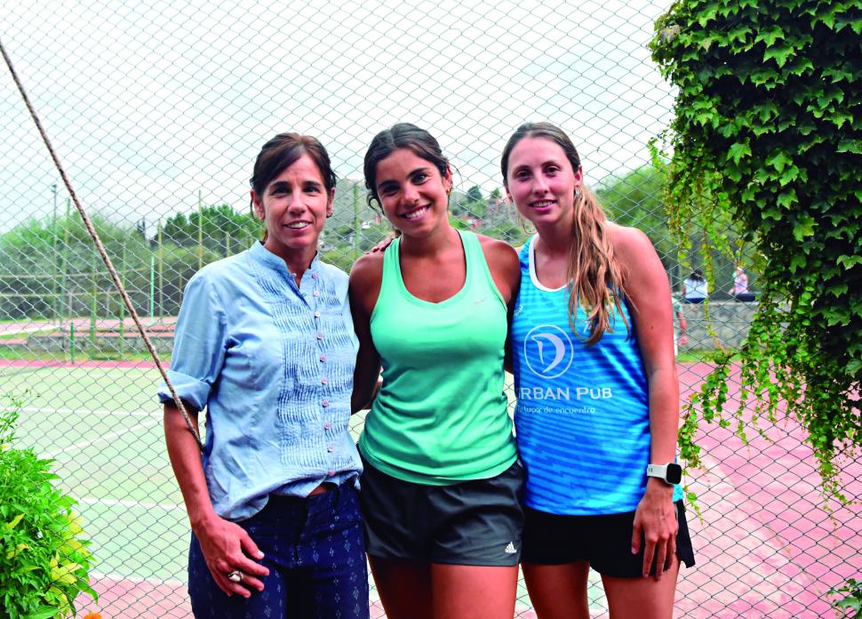 EN FAMILIA. Patricia Casanova posa junto a las organizadoras, Valentina Bujazha, su hija, y Kika Ávila Terán