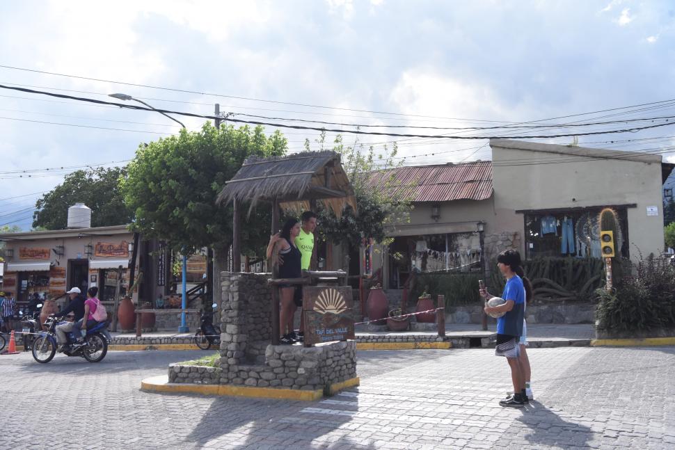 RECUERDOS. Los visitantes se toman fotos en la garita de Tafí del Valle.