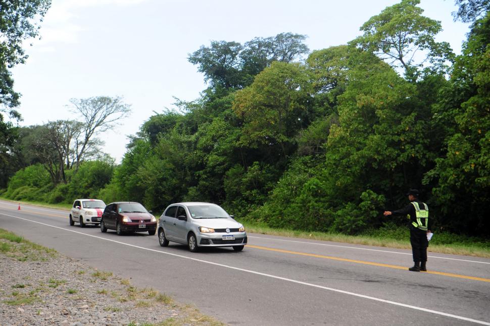 EN LA RUTA. La Policía controla la documentación de los conductores.