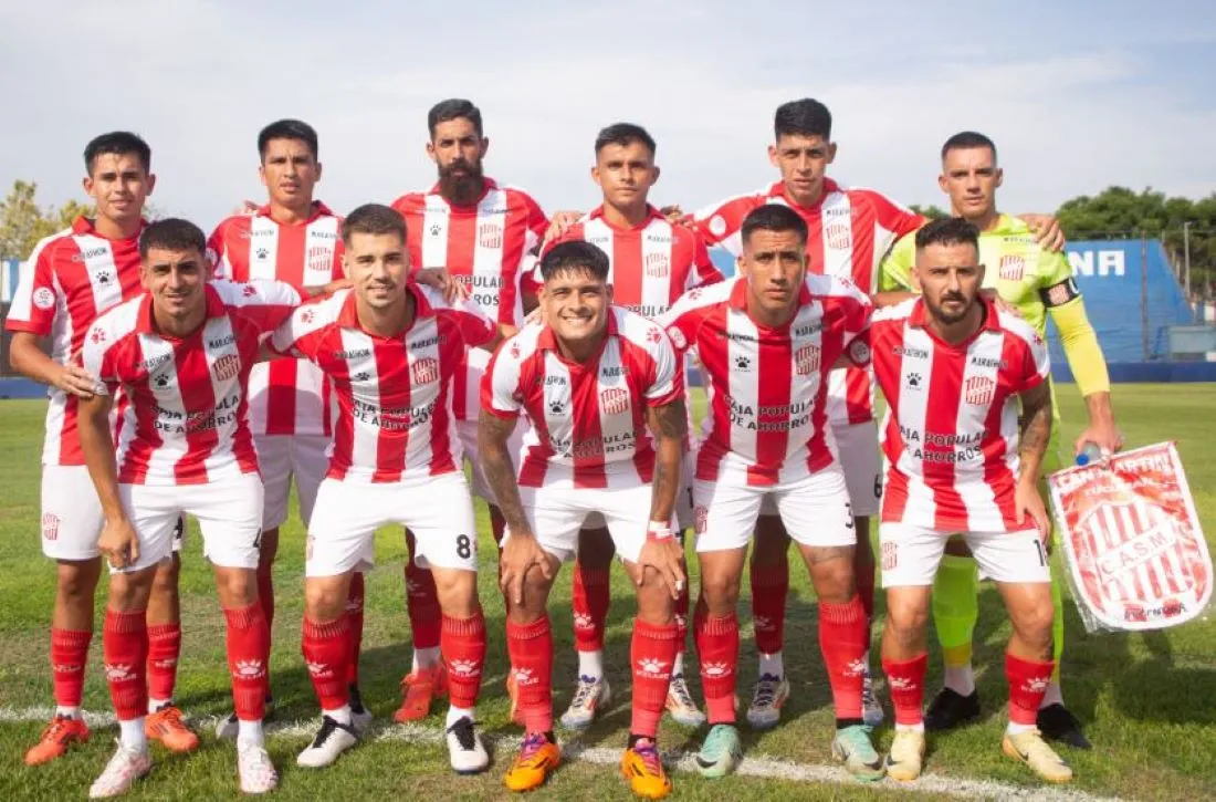 LOS PRIMEROS. La primera formación titular de 2025 en el estadio de Almagro. FOTO DE @CASMOficial