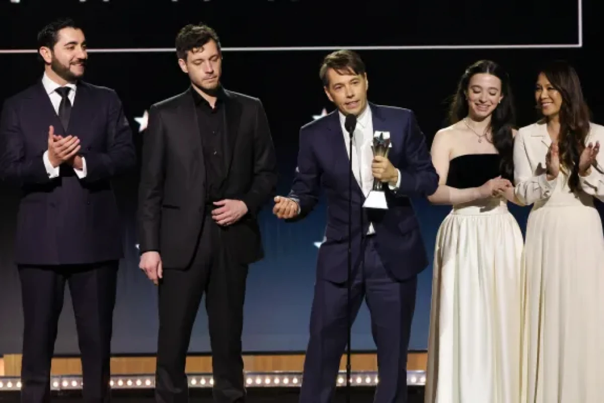 (De izq. a der.) Vache Tovmasyan, Alex Coco, Sean Baker, Mikey Madison y Samantha Quan de 'Anora' en el escenario el viernes Kevin Winter/Getty Images para la Asociación de Críticos de Cine