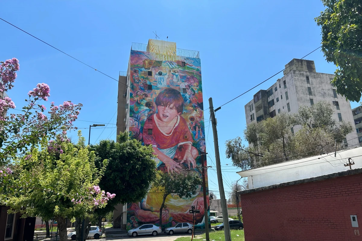 IMPONENTE. A metros del club, se puede observar un mural de Lionel Messi durante sus inicios en Grandoli.