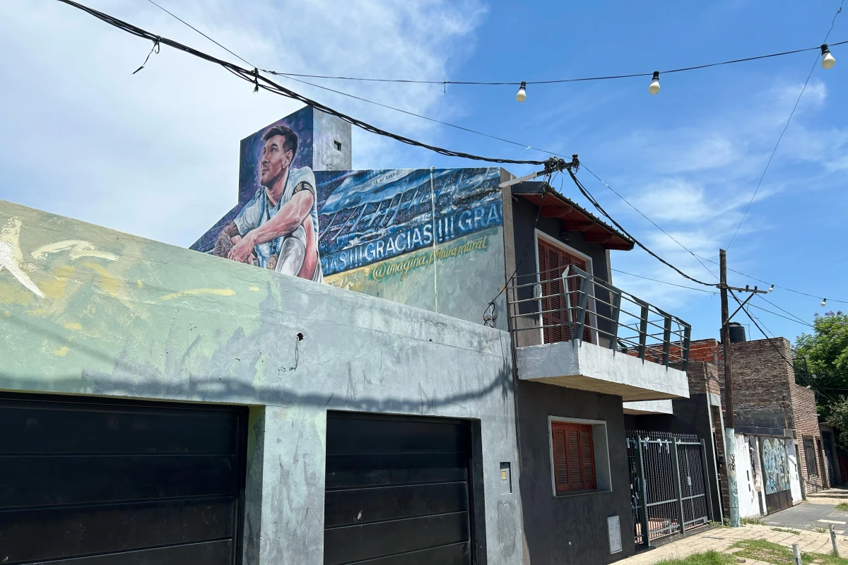 LA CASA DEL 10. Así luce el hogar natal de Lionel Messi, un rincón que se volvió una especie de templo para los fanáticos.