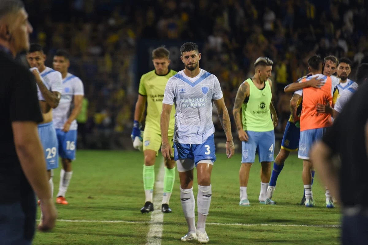 En Rosario, Atlético Tucumán volvió a mostrar una imagen endeble y le dará mucha tarea al nuevo DT