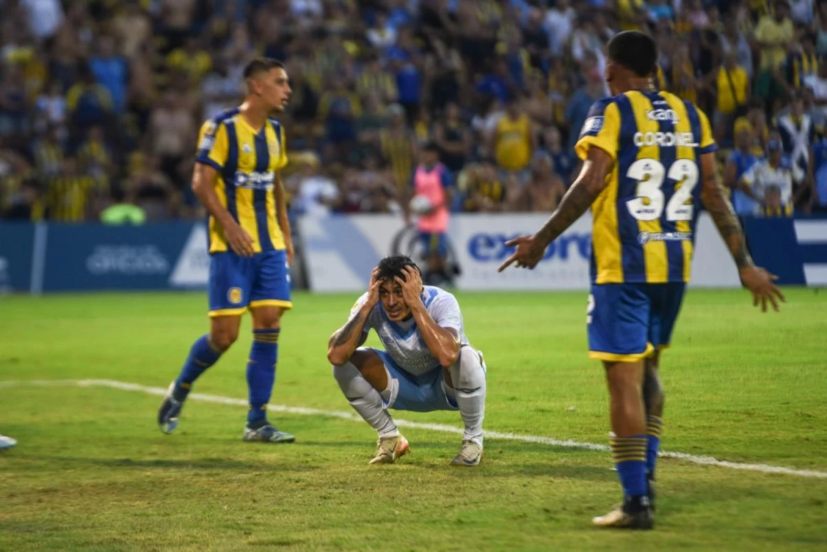 DE NO CREER. Ramiro Ruiz Rodríguez se agarra la cabeza por como se va dando el partido que su equipo pierde. Farid Dumat Kelzi / Especial para La Gaceta.