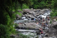A pesar del peligro, el río Los Sosa atrae cada vez más gente por las altas temperaturas