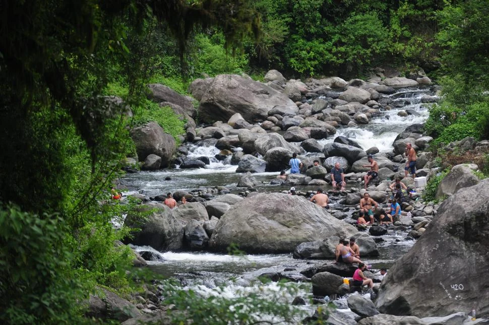 REFUGIO NATURAL. Locales y turistas usan las aguas del río Los Sosa para encontrar alivio de las temperaturas elevadas del verano tucumano. LA GACETA/FOTOS DE DIEGO ARÁOZ