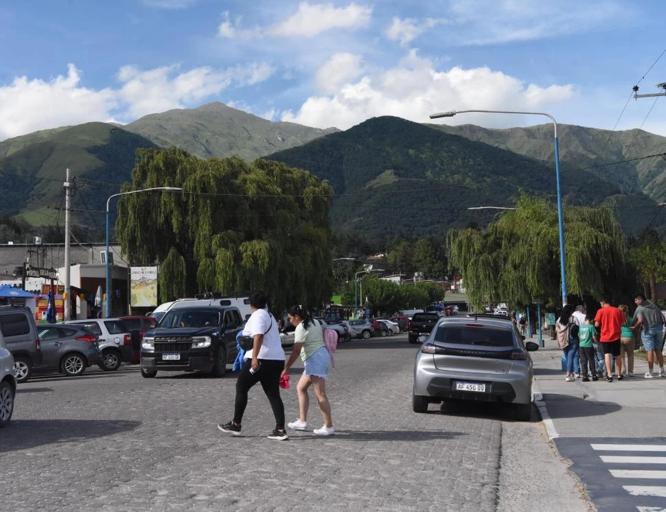 CLIMA AGRADABLE. El cielo despejado invita a los nuevos grupos de turistas que llegan a veranear a Tafí del Valle, a pasear por las calles de la villa. la gaceta / fotos de analia jaramillo