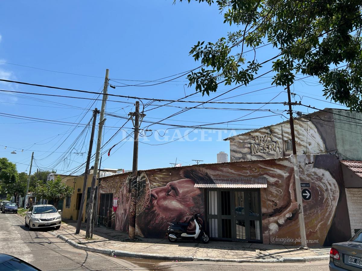 LO QUE MÁS SOÑABA. Lionel Messi conquistó el Mundial en 2022 y el barrio se tansformó en una fiesta.