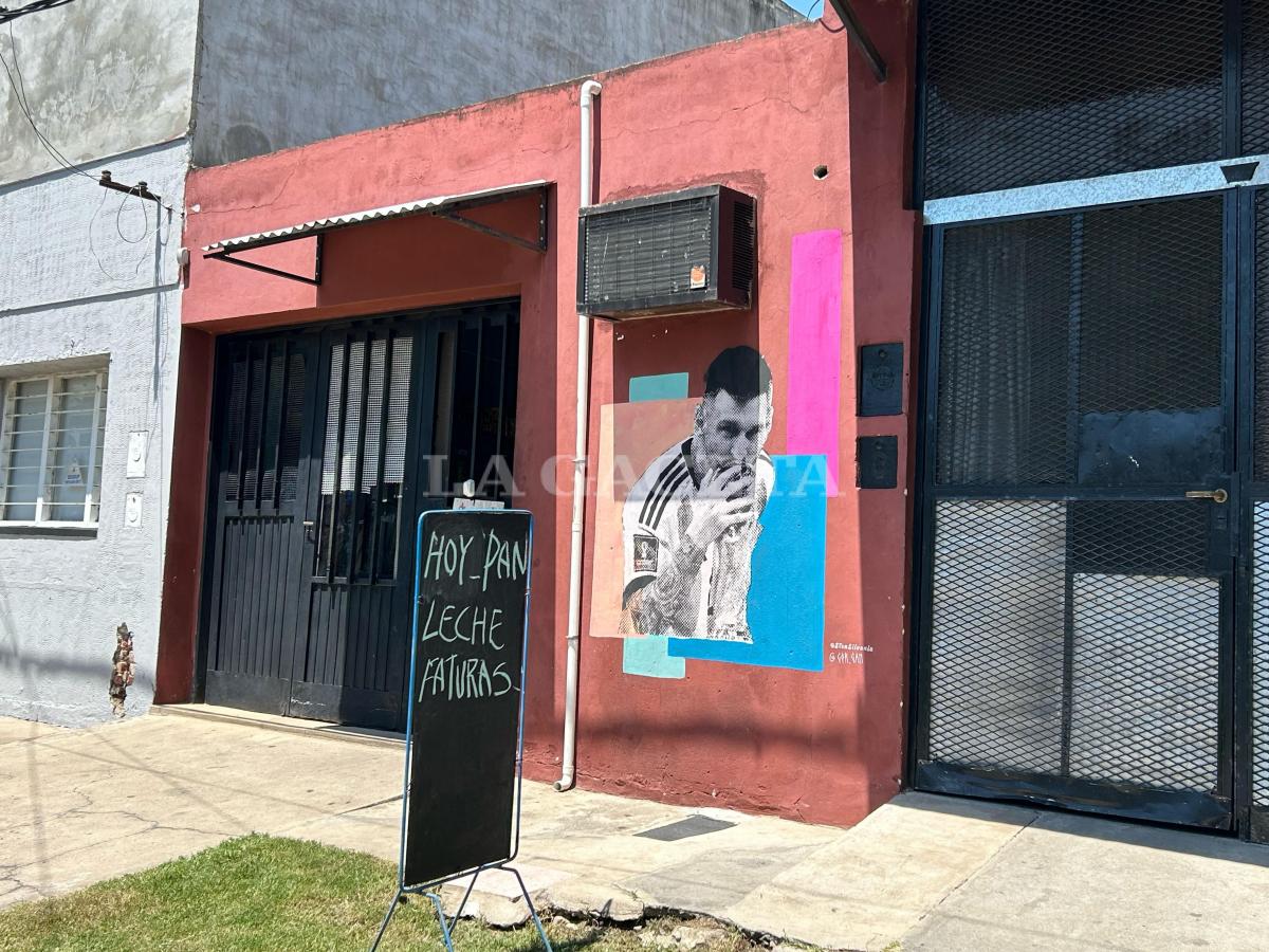 SIEMPRE PRESENTE. Lionel Messi tiene su mural en cada parte del barrio, hasta en los quioscos.