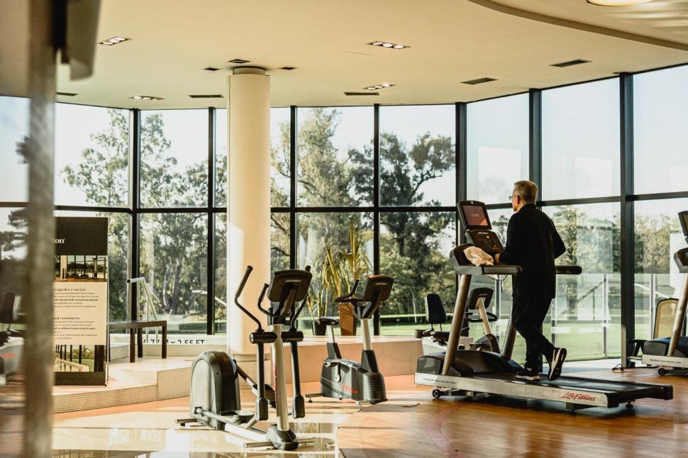 PROMOCIÓN IRRESISTIBLE: Un gimnasio con máquinas renovadas para que no dejes de entrenar.