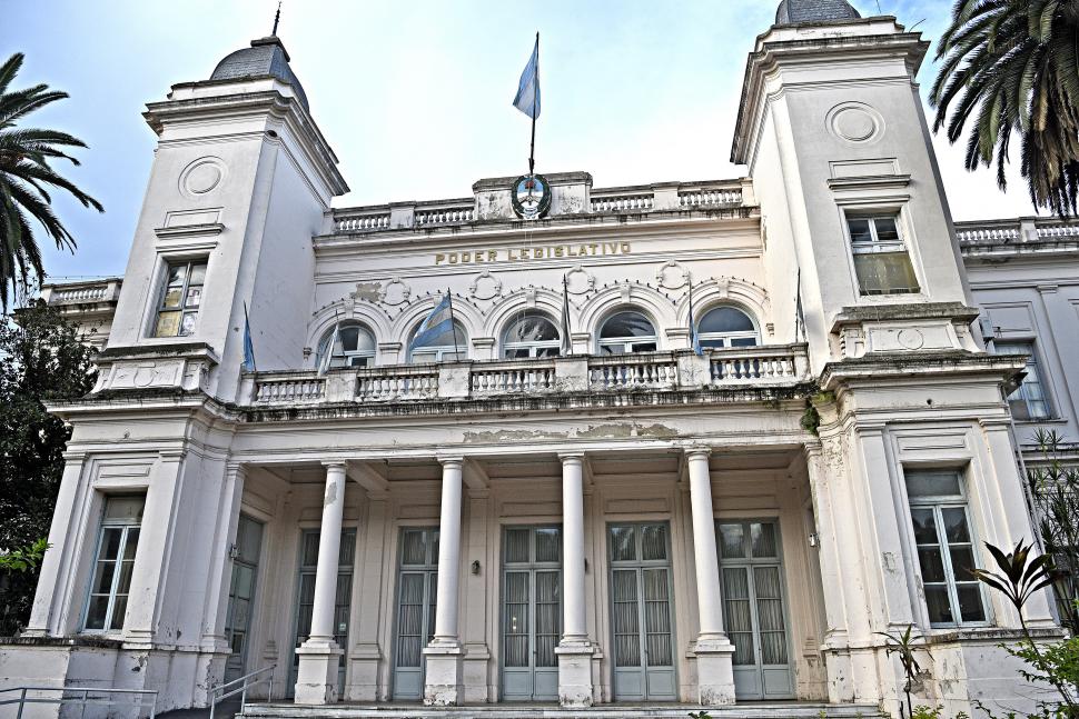 CENTENARIOS POR TRES: El complejo edilicio de avenida Sarmiento al 600 cumplió cien años. Originalmente estuvo conformado por el hotel Savoy, donde funcionó el casino que está en remodelación desde hace 5 años; el edificio original del casino, donde estuvo la Legislatura y que espera ser revalorizado; y el teatro Odeón (hoy San Martín).  la gaceta / franco vera