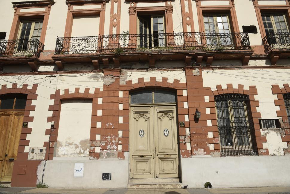 DETERIORO EVIDENTE El histórico edificio, ubicado en Virgen de la Merced , albergó a la Legislatura hasta 2012. Hace 13 años, la Provincia se lo restituyó a la UNT con destino a la escuela Sarmiento, 	tras años de reclamos. Allí se fundó la casa de altos estudios en 1914 y se sancionaron las constituciones de 1907, 1949, 1990 y 2006. la gaceta / franco vera