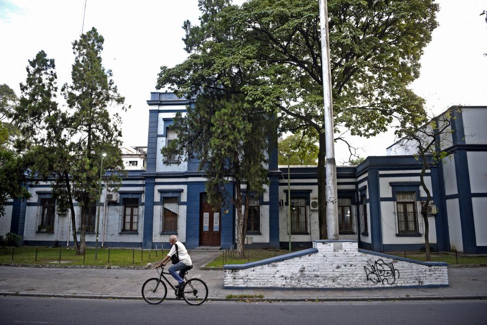 HUELLAS DEL PASADO: El edificio ubicado en la esquina de Sarmiento y Salta se inauguró en 1906. Hoy alberga a la secretaría de Educación y a la Brigada de Investigaciones de la Policía. Intentó ser vendido por el régimen de activo por activo, pero la idea se frenó porque allí funcionó un centro clandestino de detención en los años 70.  la gaceta / franco vera