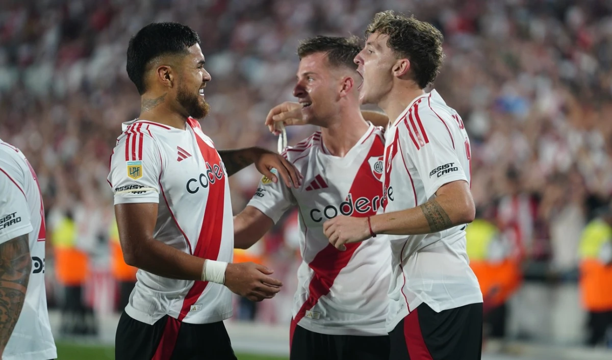 FESTEJO. Díaz y Galoppo saludan a Colidio, autor de los dos goles de River contra Independiente.