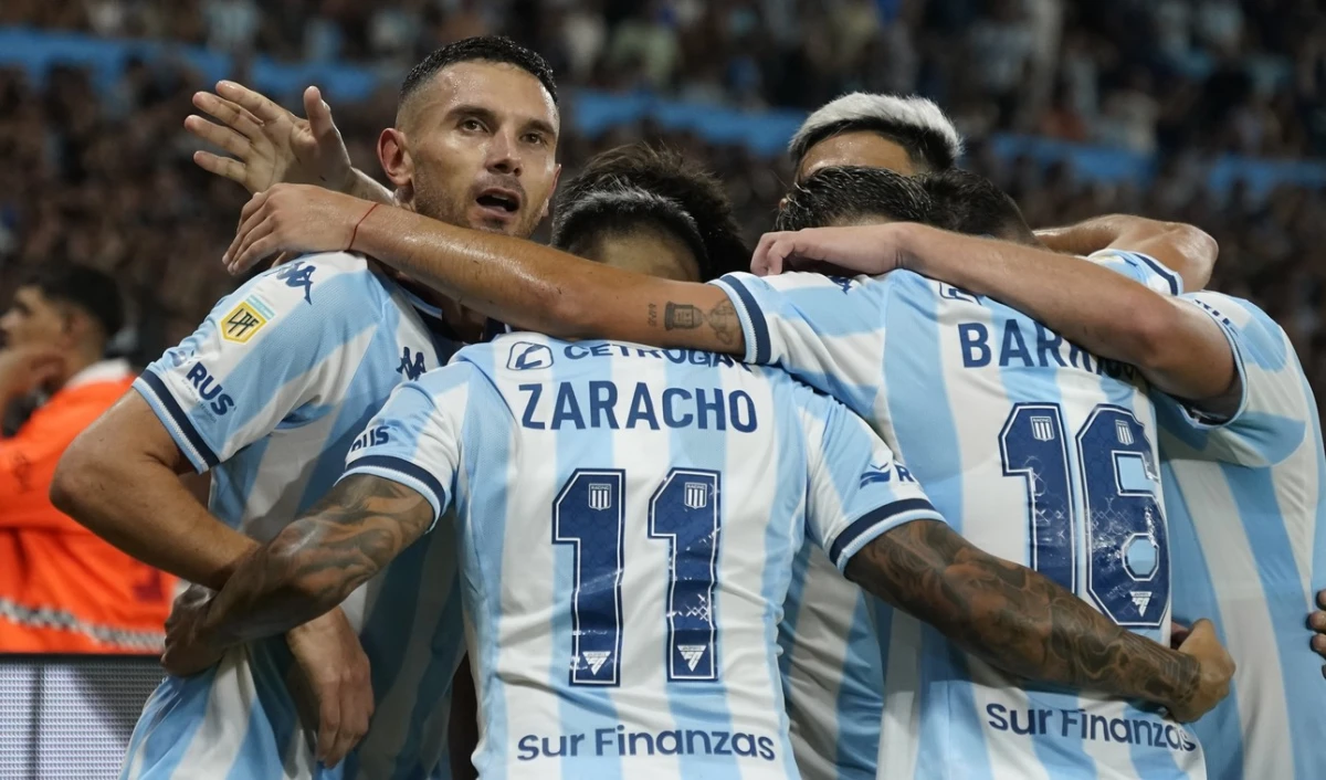 LOCURA. Los jugadores de Racing festejan el triunfo sobre Boca que los ubicó en el segundo lugar de las posiciones.