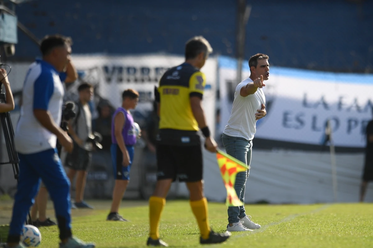 SIN TIEMPO QUE PERDER. Tras el debut en el torneo, Ariel Martos evalúa qué equipo saldrá a la cancha el miércoles contra Colón.