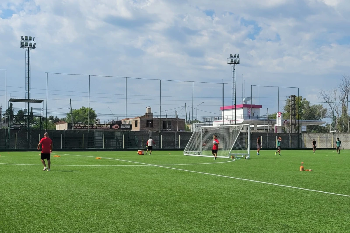 ENTRENAMIENTO. En la mañana del domingo, el plantel santo realizó una práctica en el predio de Defensa y Justicia.