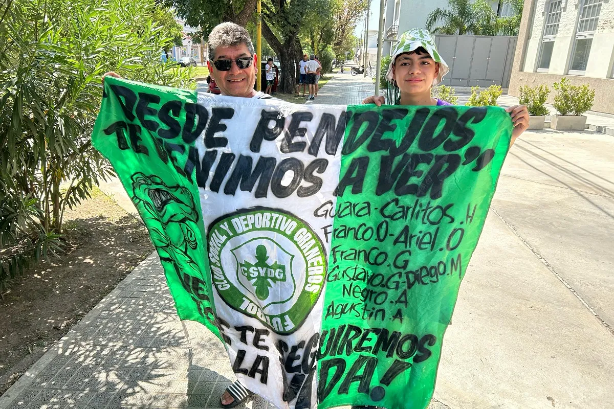 FELICES. Fernando y Agustín posan con una bandera dedicada a Graneros.