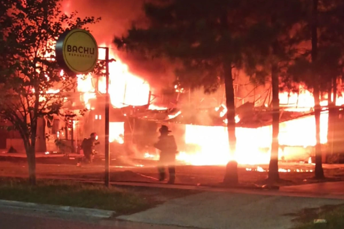 FUEGO. Los bomberos trabajaron para sofocar las llamas en Lomas de Tafí. 