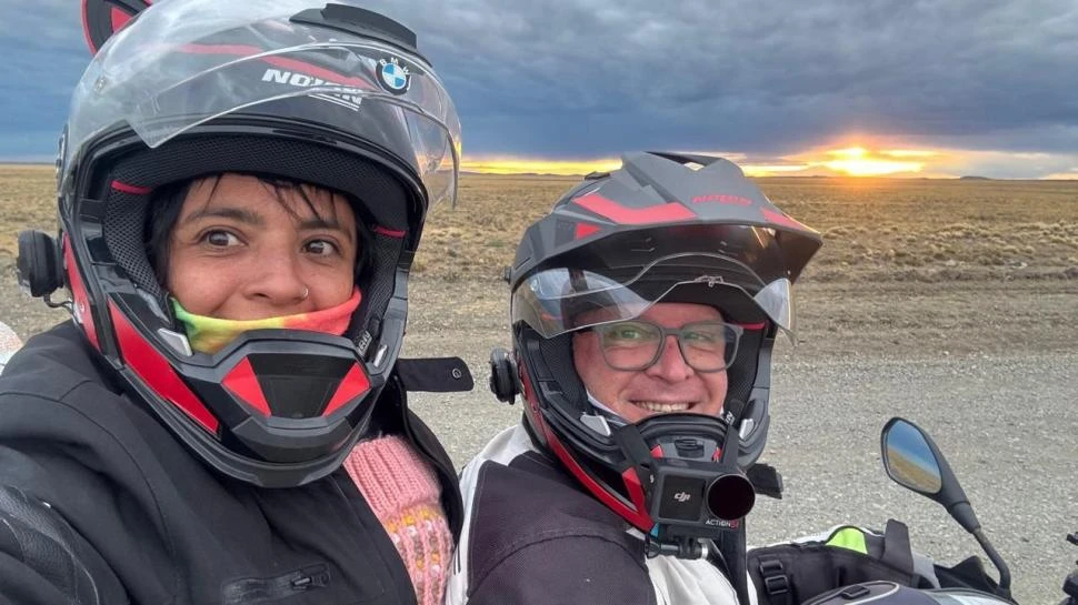 “YENDO JUNTOS A LA PAR”. La pareja de motoqueros posa con un atardecer rojizo a sus espaldas y muchos kilómetros recorridos por el país. Fotos / geNtileza de carlos daniel maldonado