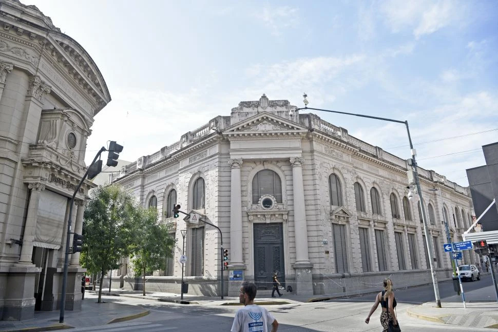 EN EL CORAZÓN DEL MICROCENTRO: El edificio en el que funcionó la Dirección de Rentas está cerrado desde 2008. Hubo varios intentos de recuperarlo, pero ninguno prosperó. Esta semana se transformó en noticia por la caída de mampostería que obligó a limitar el paso en las veredas. El ex Banco Francés, ubicado al frente, fue demolido en 2019. la gaceta / franco vera