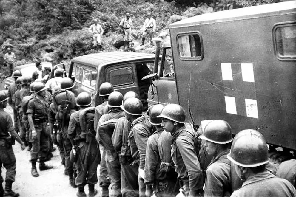 TENSIONES. Los soldados en actividad en el interior tucumano.En la otra foto, Perón cuando echó a los Montoneros.