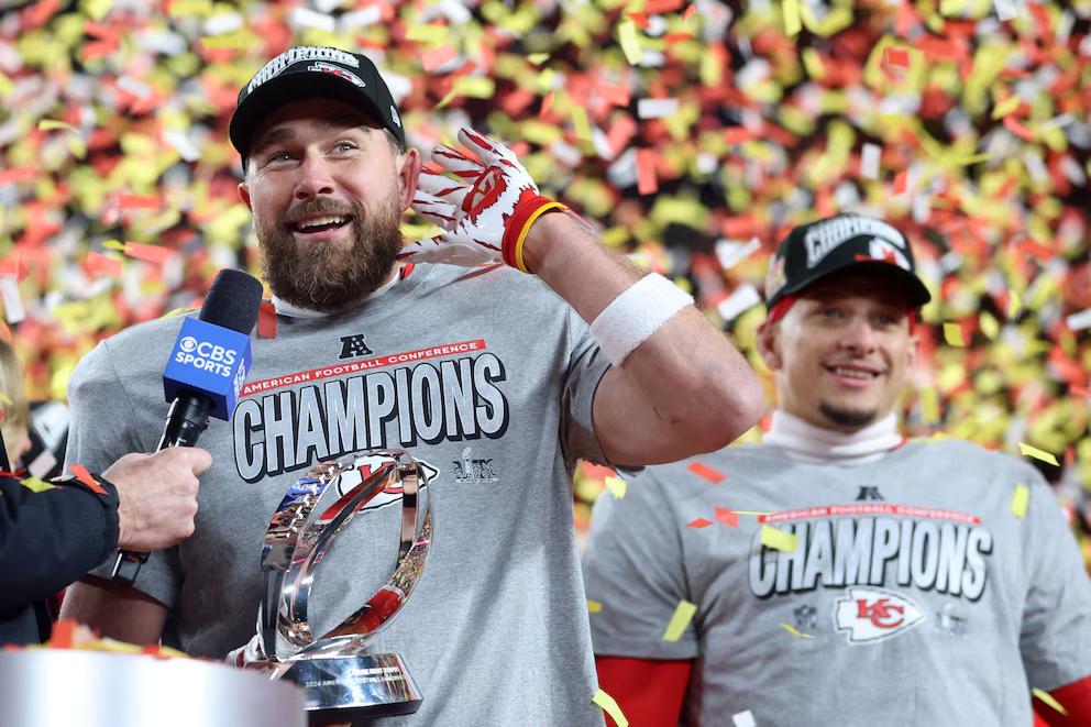 Travis Kelce y, a su izquierda, Patrick Mahomes, figuras de los Kansas City Chiefs.