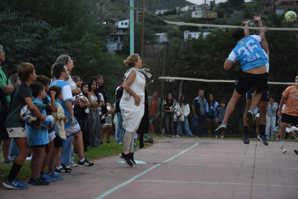 LO SIGUIERON DE CERCA. Los partidos definitorios tuvieron buena concurrencia.