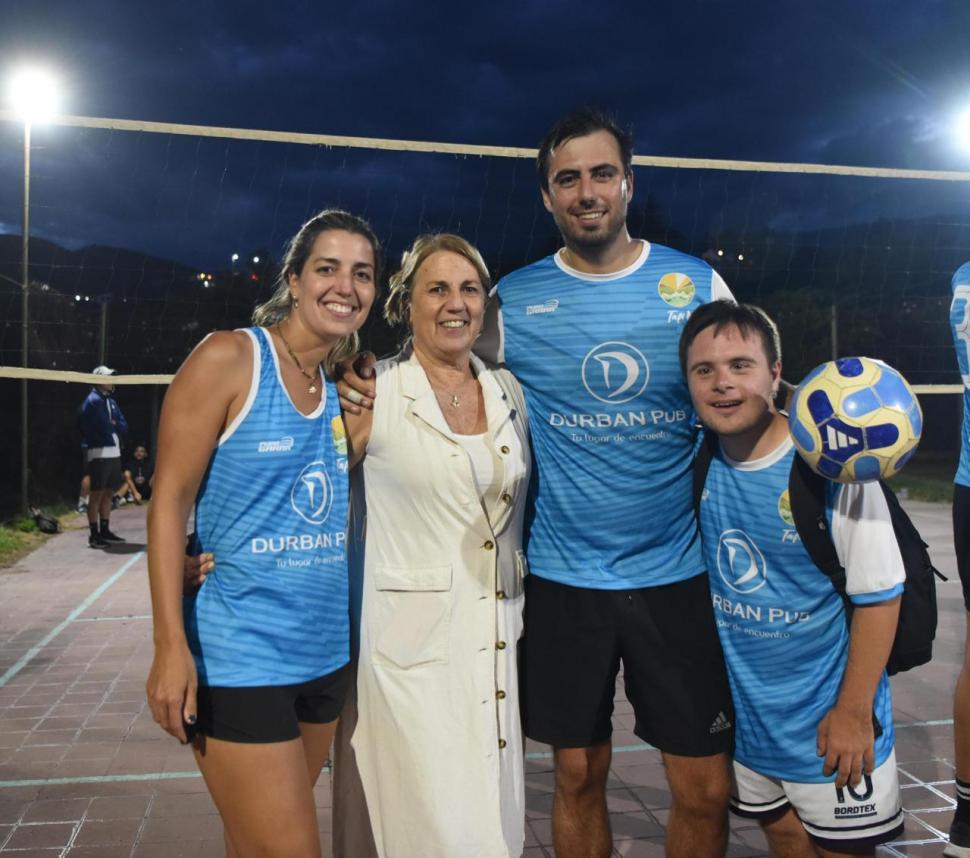 FELIZ. Patricia Jaime (de blanco) posó luego de un partido de vóley.