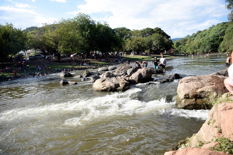 CALOR INTENSO. Los tucumanos contaron que eligen este lugar debido a la cercanía y a la frescura del agua.