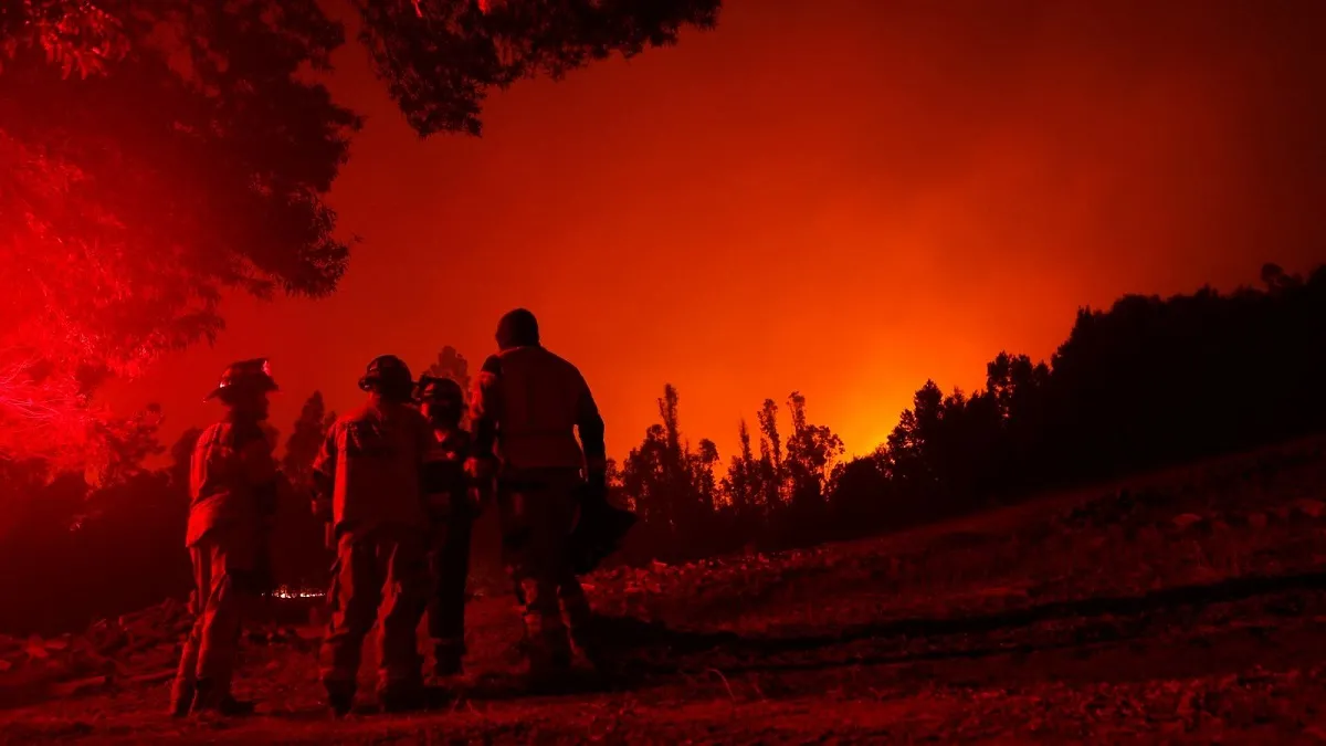 Chile amplía el toque de queda por los incendios que azotan el centro-sur del país