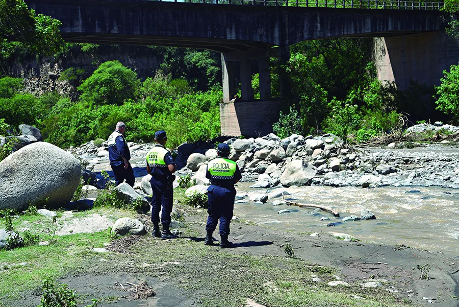 PREVENCIÓN. Personal policial de Raco en tareas de supervisión vigilando la zona luego de la creciente del río.  