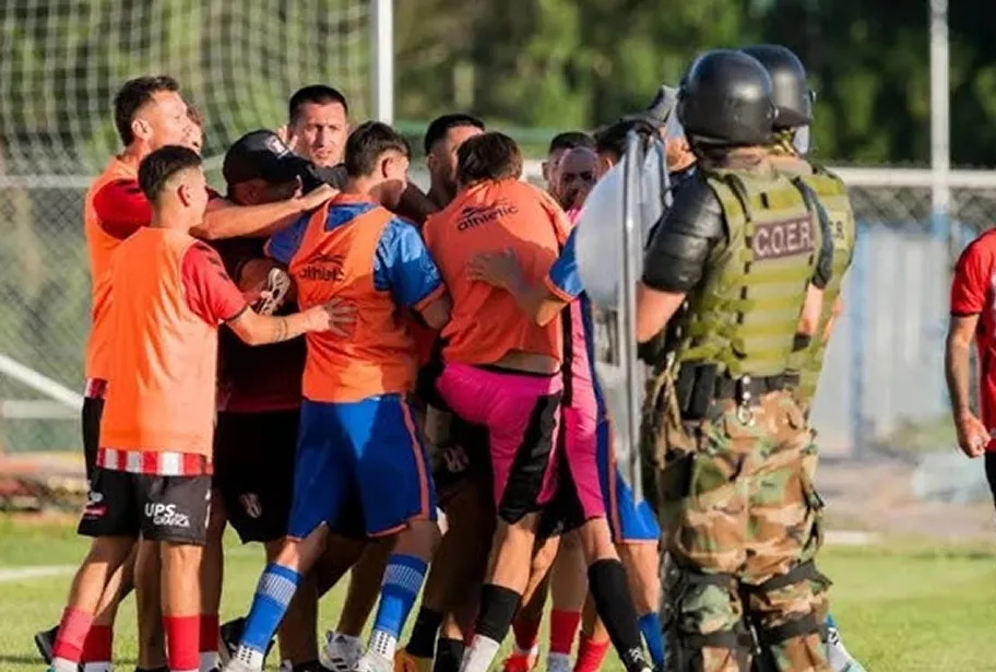 Escándalo en el Regional Federal: una de las finales por el ascenso al Federal A terminó antes de tiempo por seis expulsiones