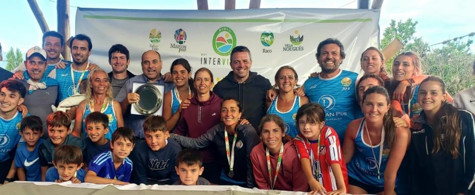 ESPECIAL. Consuelo Terán recibe el premio al deportista destacado del torneo.