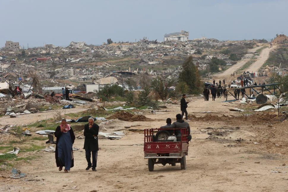 DEVASTACIÓN. Ciudadanos gazatíes regresan al norte de la Franja de Gaza, para encontrar allí sólo ruinas.   afp