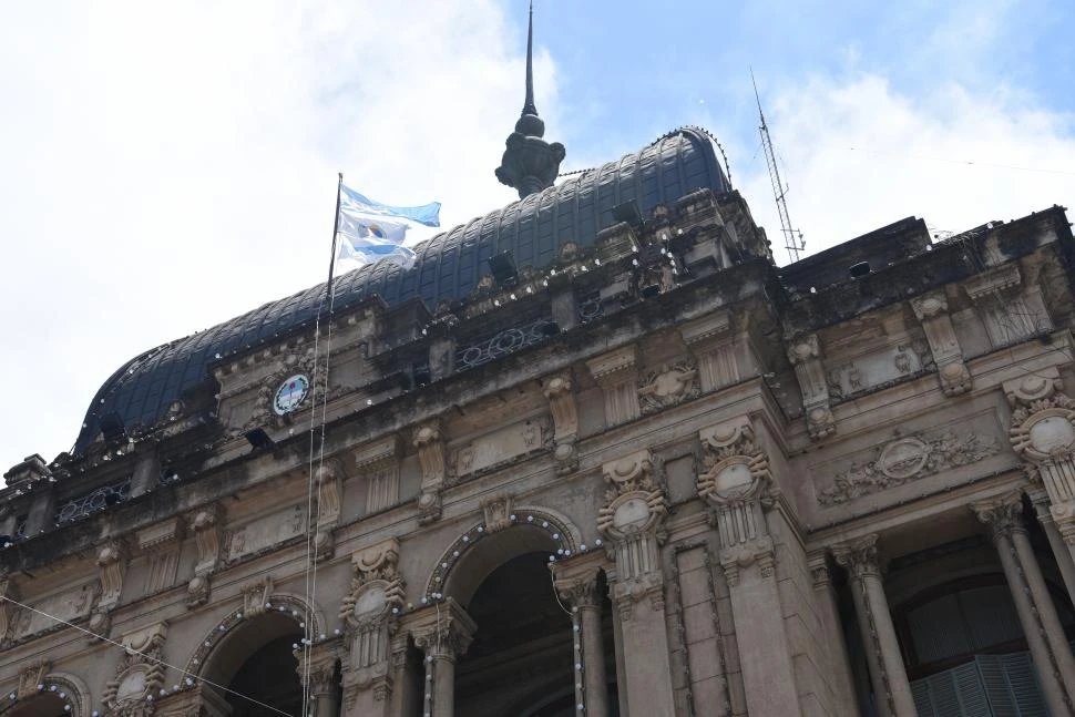 Un acto oficial en las escalinatas de la Casa de Gobierno.