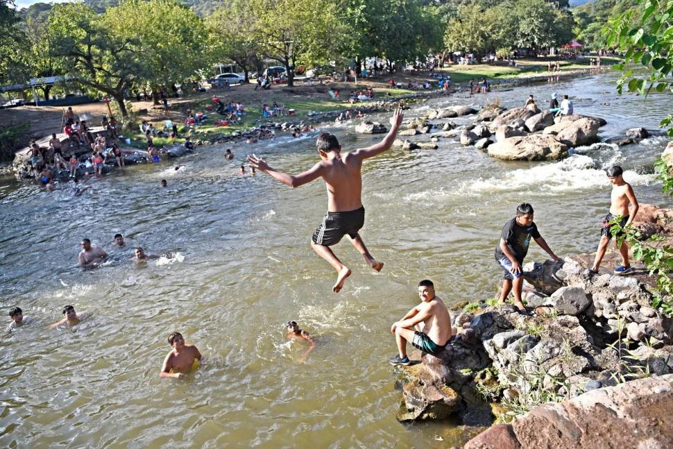 SALTOS. En pos de alivio por el intenso calor, muchos jóvenes desoyen las advertencias de la Policía y se lanzan hacia el río Loro desde el puente. la gaceta / fotos de franco vera