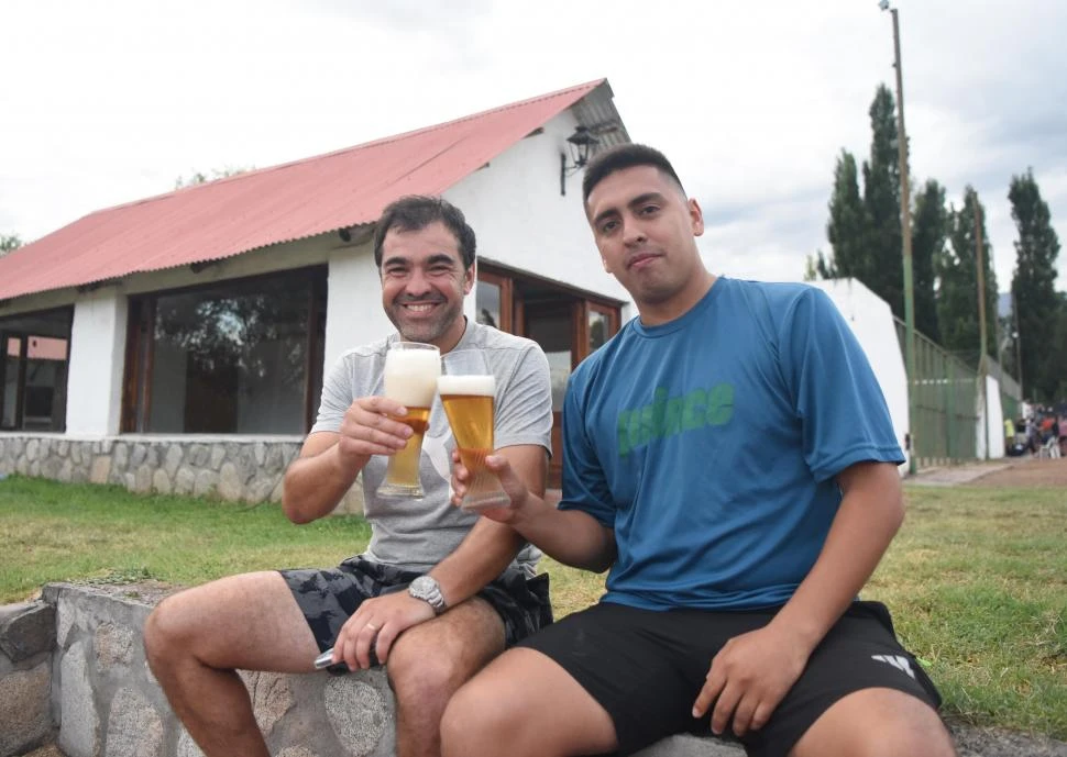 CAMARADERÍA. Martín Grimolizzi y Federico Ortiz brindan con unas cervezas luego de terminar su actividad deportiva.