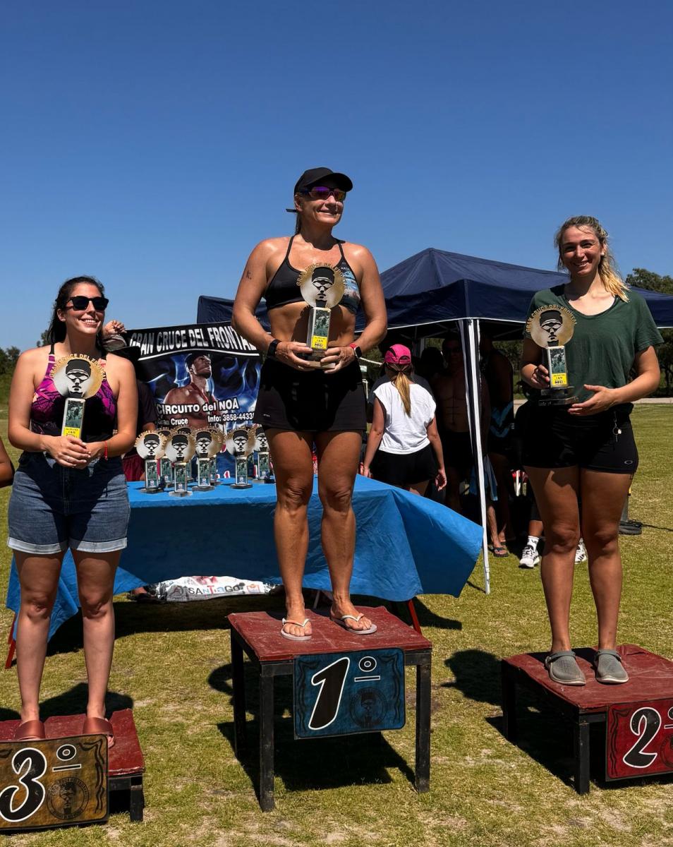 EN LO MÁS ALTO. Farías posa con el premio por adjudicarse la categoría Damas en Termas de Río Hondo.