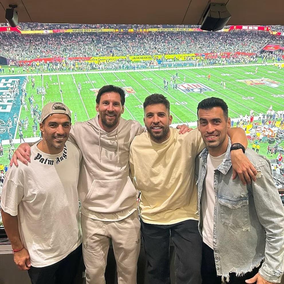 Lionel Messi disfrutando del Super Bowl con la compañía de Luis Suárez, Jordi Alba y Sergio Busquets.