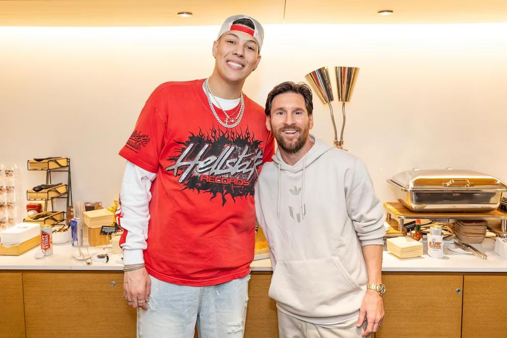 Lionel Messi junto a Jackson Mahomes, hermano de Patrick, la figura de los Kansas City Chiefs-