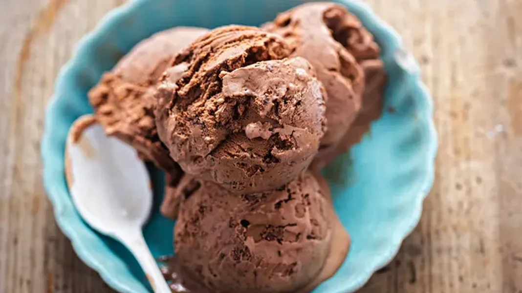 Cómo hacer helado de chocolate casero con dos ingredientes y sin azúcar