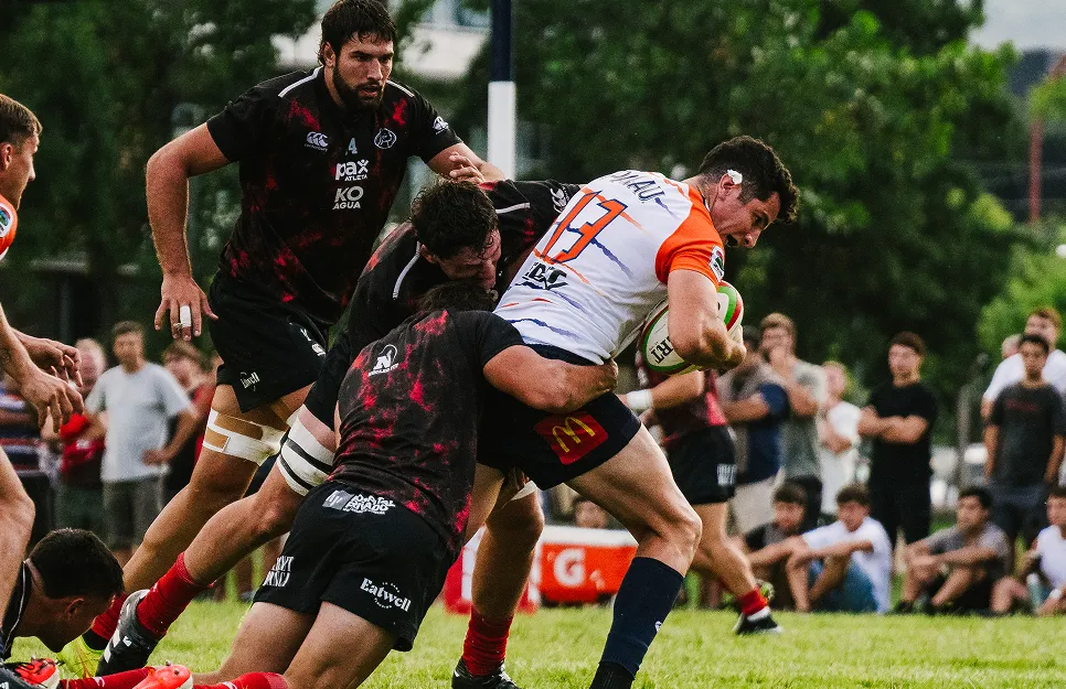 PRUEBA PREVIA. Bautista Estofán, de Tarucas, cae tackleado en el amistoso ante Dogos de la semana pasada.