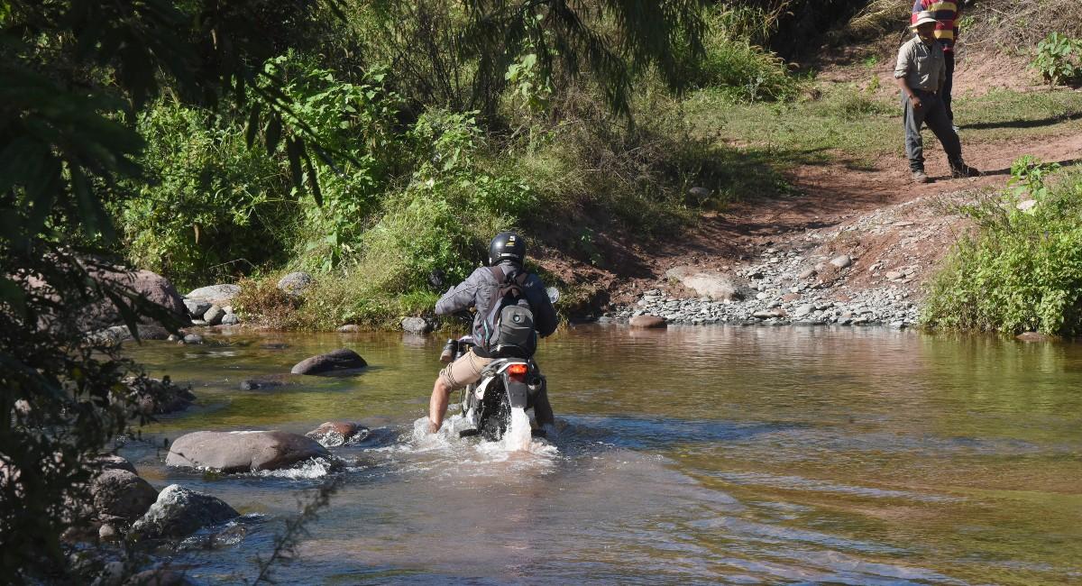 DETALLE. Para acceder a la Estancia hay que cruzar un río desde Salta.