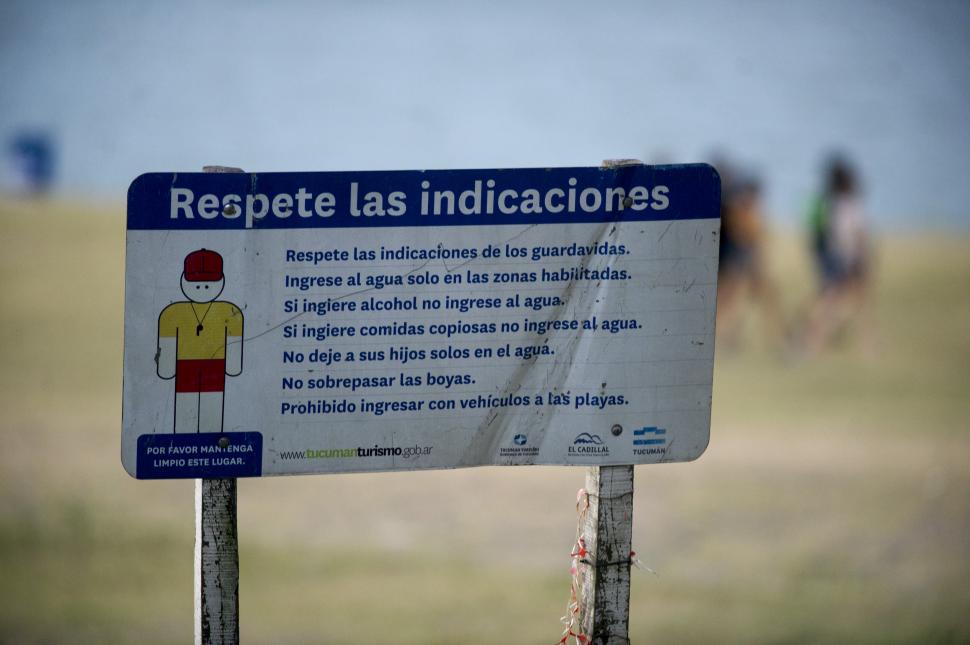 CARTEL DE ADVERTENCIA. En el sector está prohibido bañarse.