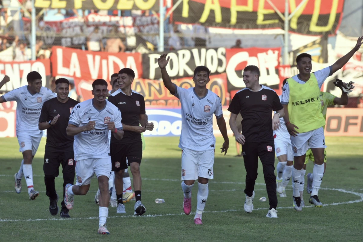 CELEBRACIÓN. Los jugadores de San Martín festejan la clasificación con la hinchada.