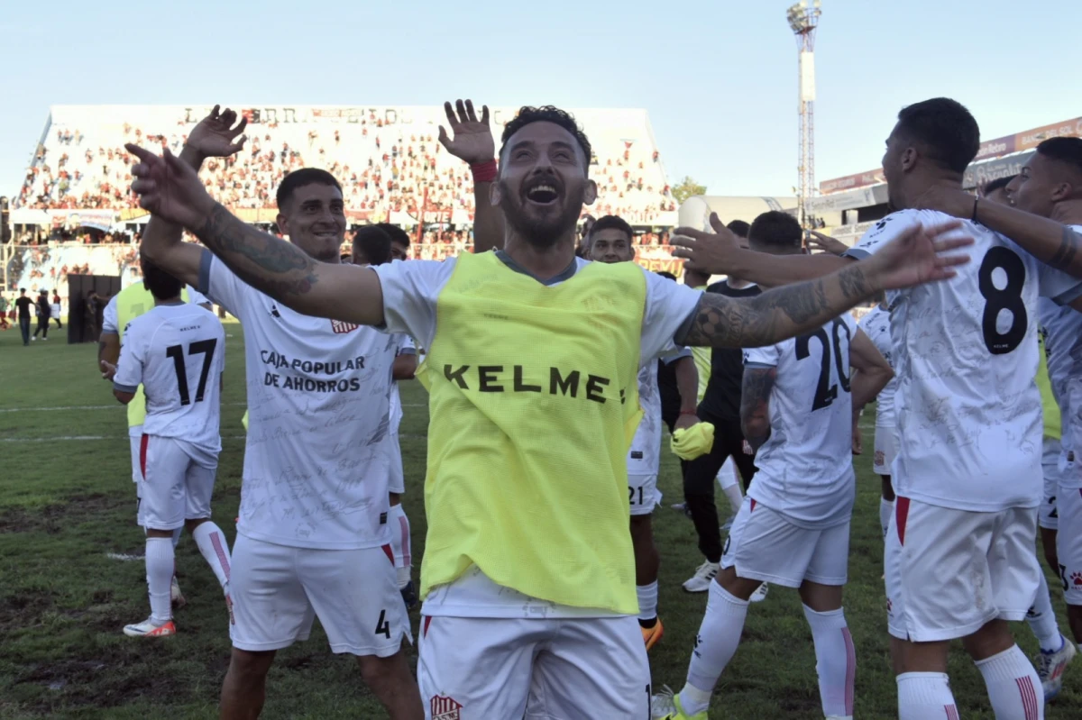 GRAN FESTEJO. El plantel santo celebra la clasificación a los 16avos de final de la Copa Argentina.