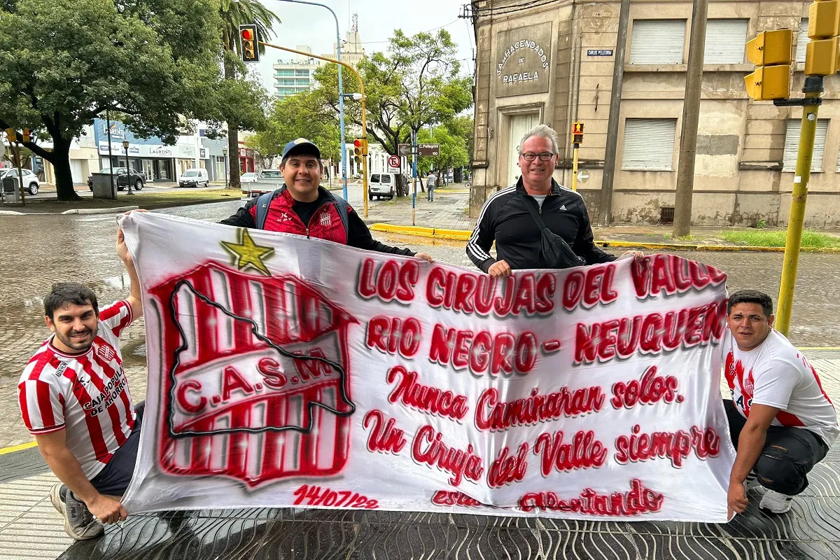 FELICES. Walter Trejos (arriba a la izquierda) junto a Hugo Pedraza (a la derecha), esperan con ansias el inicio del partido. 