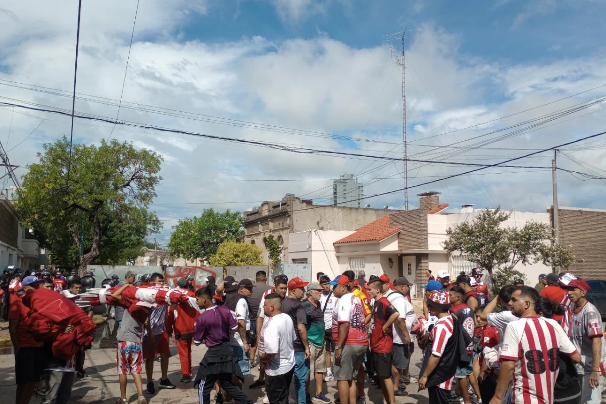 GRAN EXPECTATIVA. Los hinchas de San Martín aguardan para entrar al estadio Nuevo Monumental.